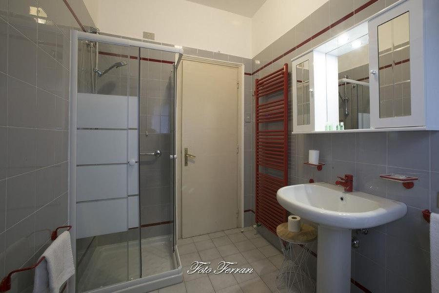 Villa Casa Vacanze Gli Ulivi Del Lago Sale Marasino Exterior foto